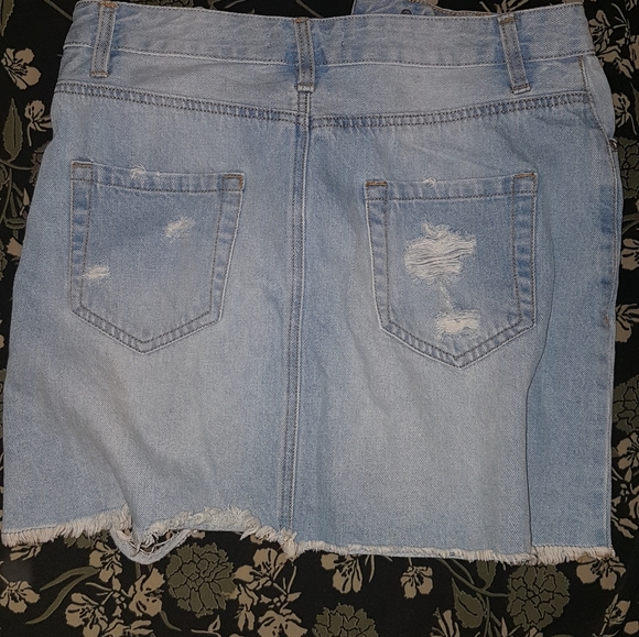Womens ripped denim mini-skirt - Picture 2 of 3
